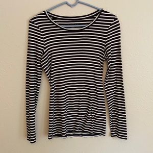 Caslon Black White T-Shirt. Cotton. Size Medium